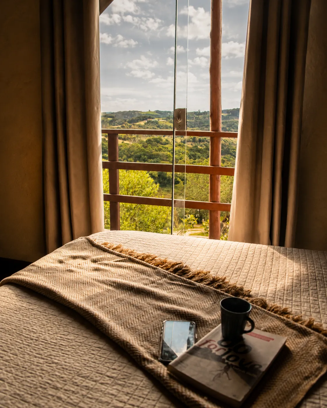 Coletivo Bambu a Pique - Cabana Lua, cama de frente para a janela com vista para o vale