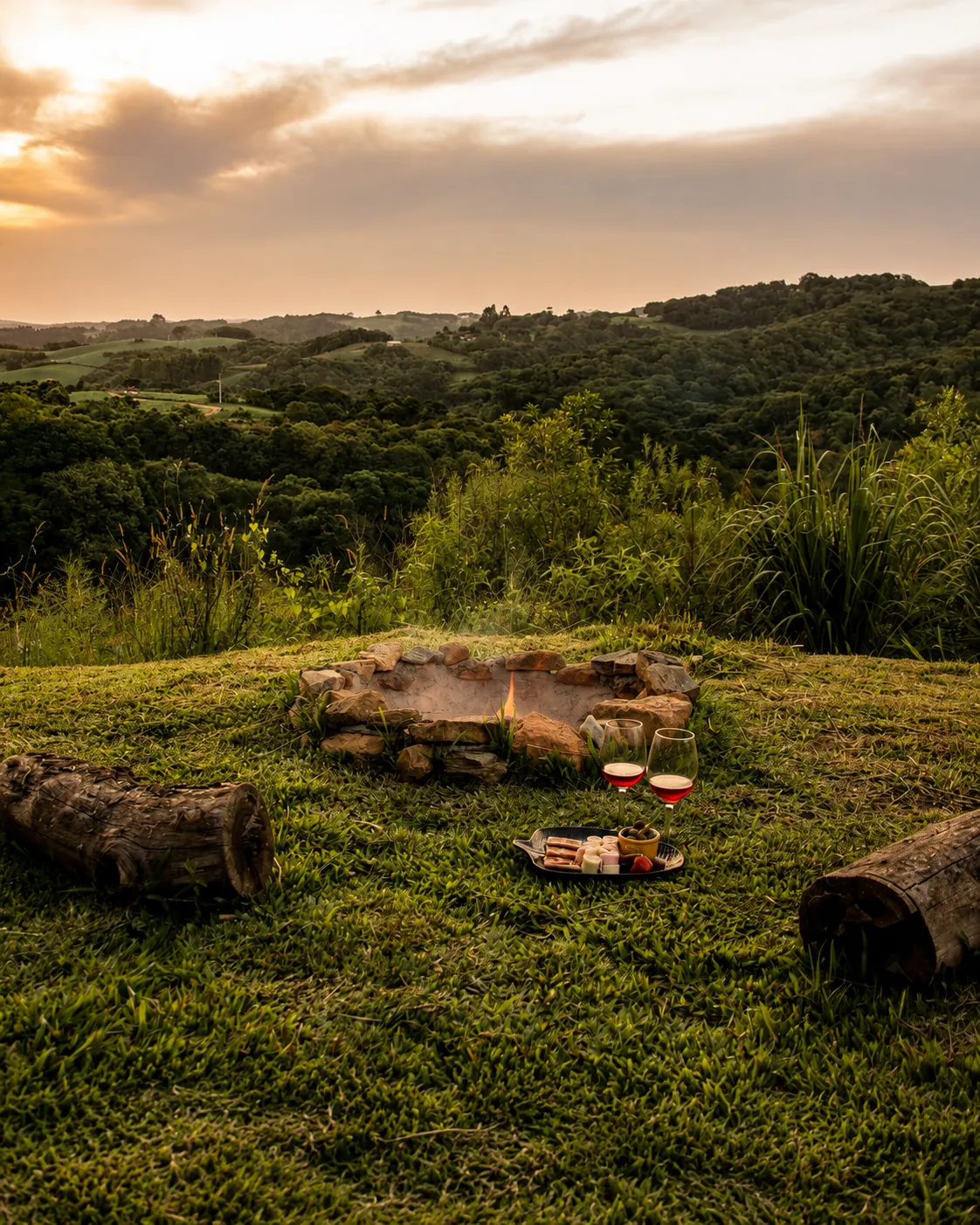 Coletivo Bambu a Pique - Cabana Lua, espaço de fogueira no gramado ao pôr do sol