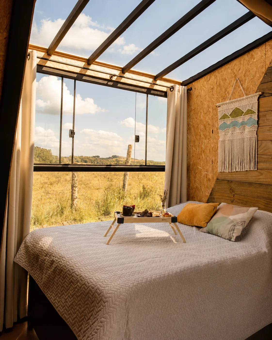 Coletivo Bambu a Pique - Cabana Sol, cama sob o telhado de vidro com bandeja de café