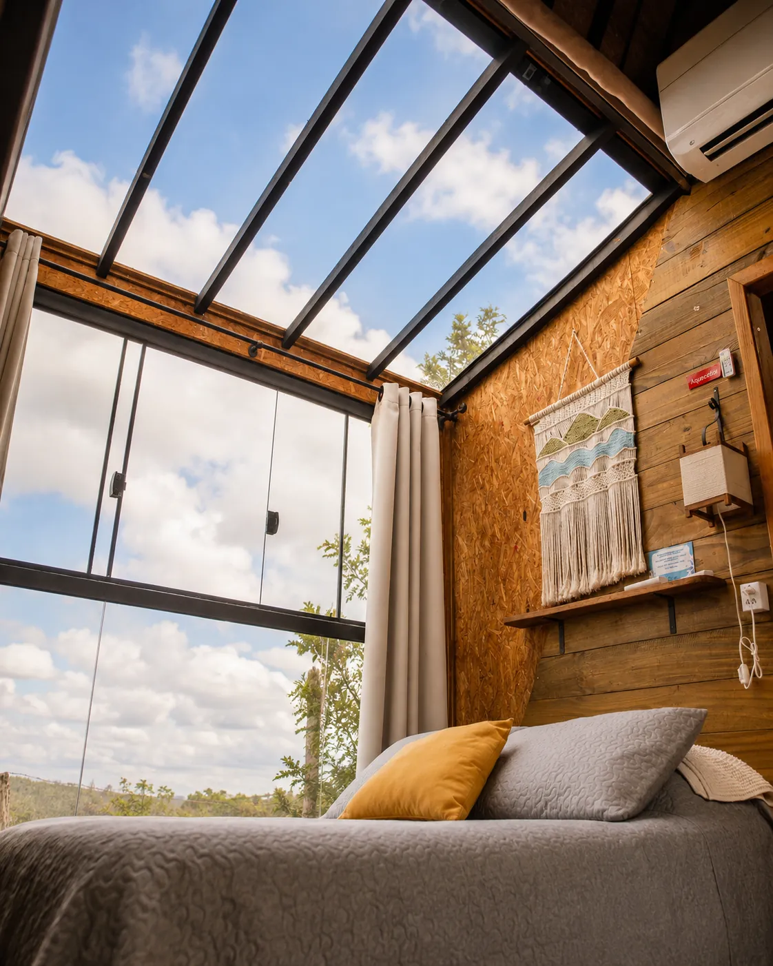Coletivo Bambu a Pique - Cabana Sol, telhado e paredes de vidro com vista para o céu