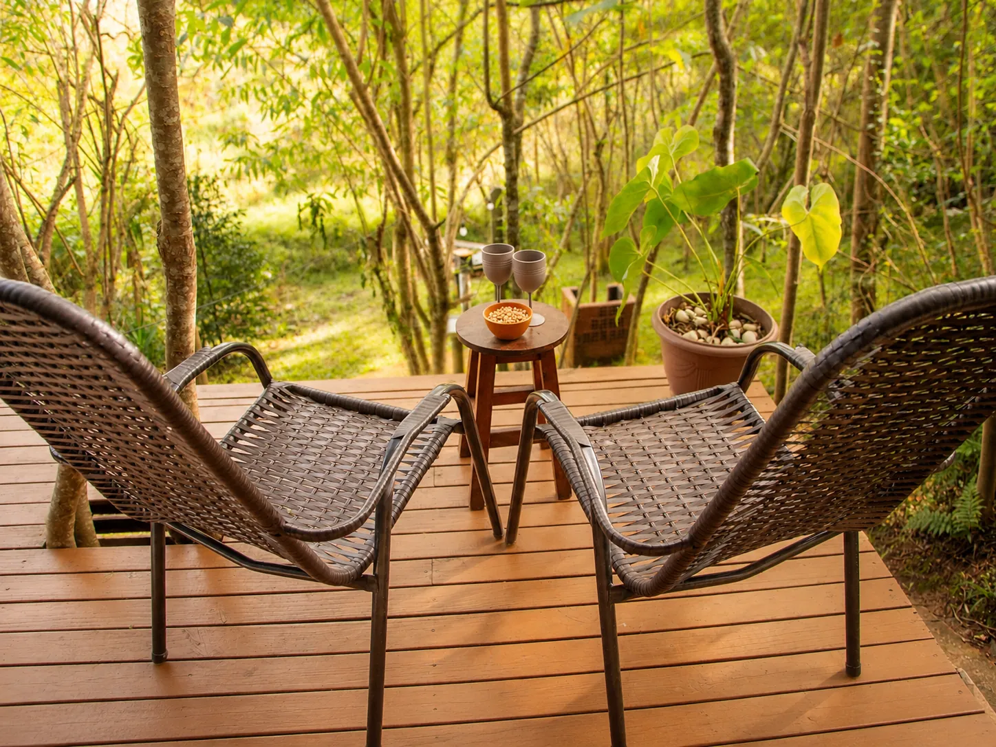 Coletivo Bambu a Pique - Cabana Vibe, deck com duas cadeiras de frente para o bosque