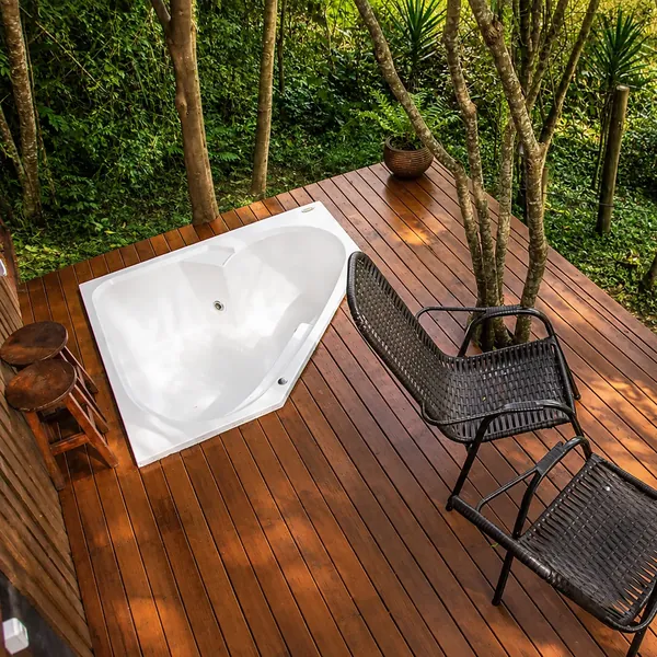 Coletivo Bambu a Pique - Cabana Vibe, banheira no deck de madeira cercado pelo bosque