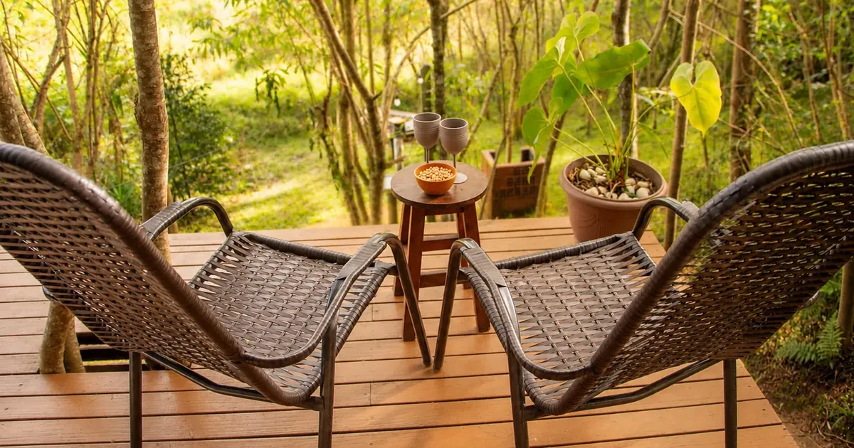 Coletivo Bambu a Pique - Cabana Vibe, deck com duas cadeiras de frente para o bosque