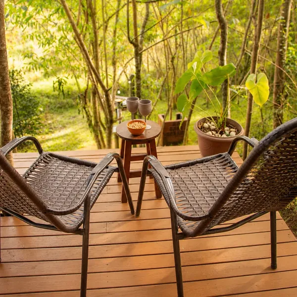 Coletivo Bambu a Pique - Cabana Vibe, deck com duas cadeiras de frente para o bosque