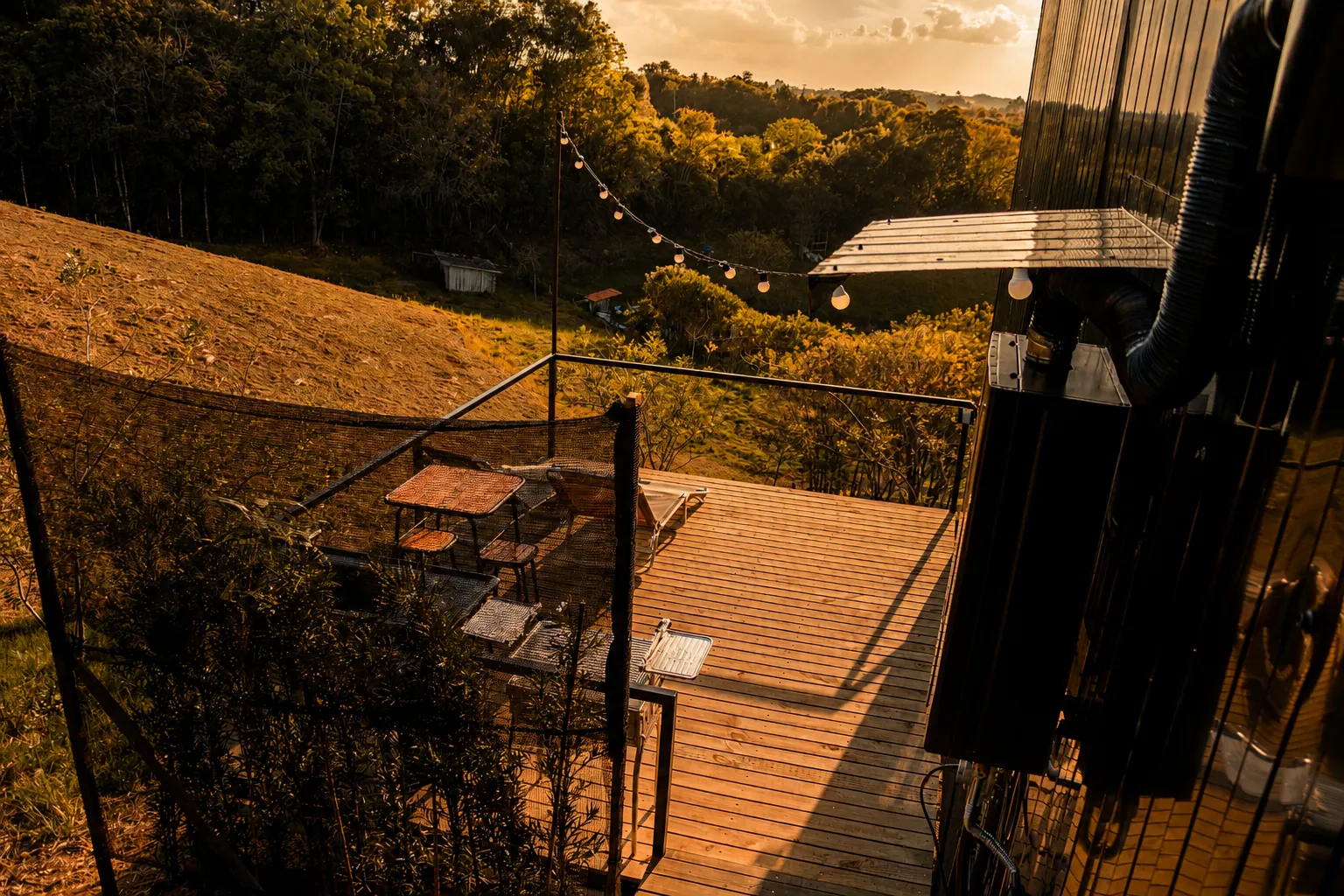 Coletivo Bambu a Pique - Cabana Vizu, deck visto de cima com varal de luzes
