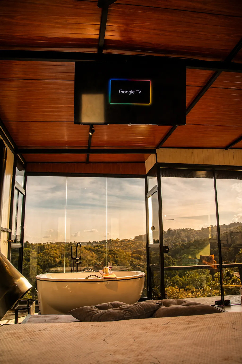 Coletivo Bambu a Pique - Cabana Vizu, TV acima da parede de vidro e banheira com vista para o vale