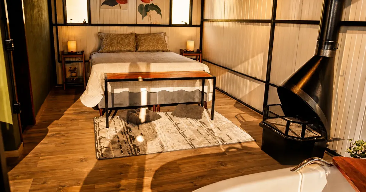 Coletivo Bambu a Pique - Cabana Vizu, quarto com cama e lareira