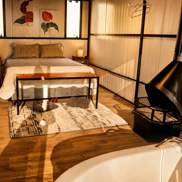 Coletivo Bambu a Pique - Cabana Vizu, quarto com cama e lareira