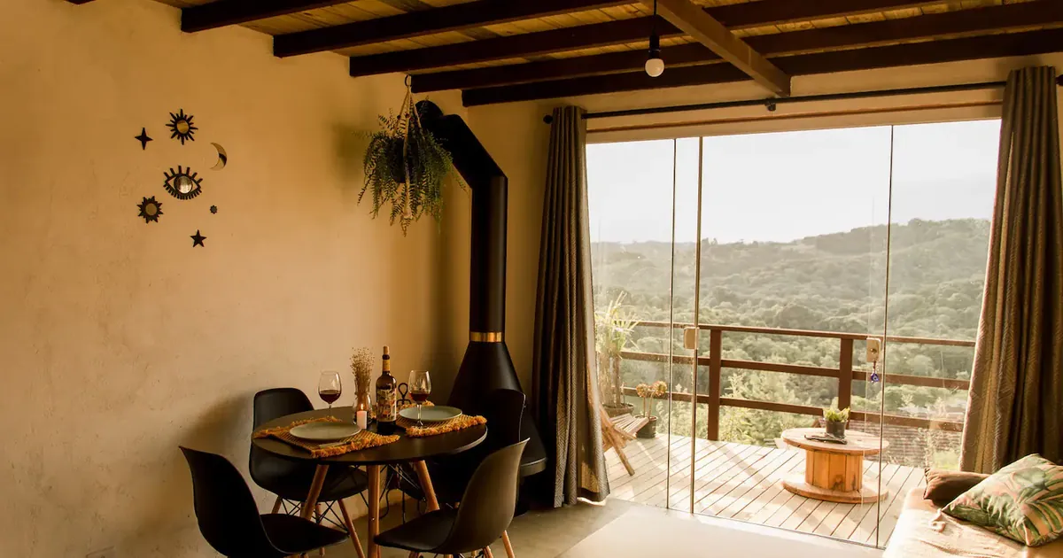 Coletivo Bambu a Pique - Cabana Lua, lareira e mesa de jantar